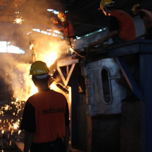 proses-pengecoran-logam (3) pekerja cor logam