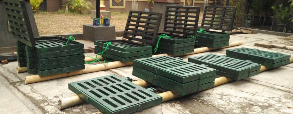 proyek-grill-saringan-air-11-1024x576 Manhole Cover adalah salah satu bangunan pelengkap sistem penyaluran air buangan yang berfungsi sebagai tempat memeriksa, memperbaiki, dan membersihkan saluran dari kotoran yang mengendap dan benda-benda yang tersangkut selama pengaliran, serta untuk mempertemukan beberapa cabang saluran, baik dengan ketinggian sama