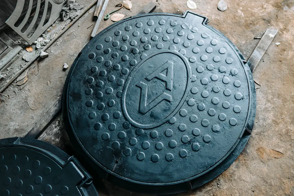 Manhole AV Full Black 